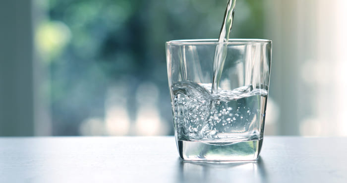 uống đủ nước mỗi ngày giúp ngăn ngừa táo bón hiệu quả