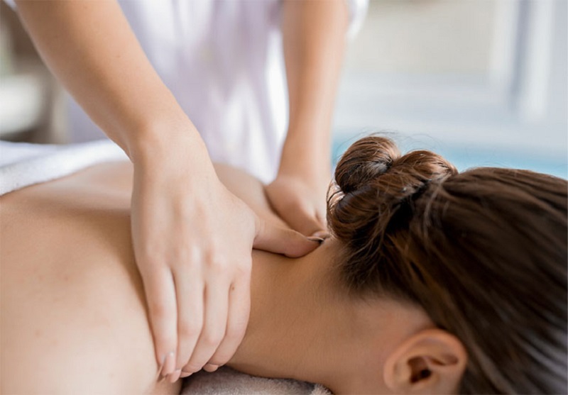 Massage chữa trị căng cơ cổ
