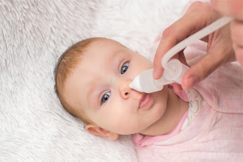 Cách xử lý, chăm sóc khi bé bị nghẹt mũi về đêm